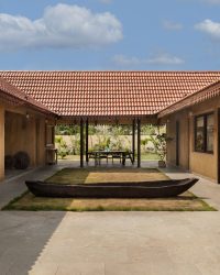 Solid mud blocks enclose the internal spaces, while being seamlessly integrated with a large, interwoven roof. The bench is by Hello Bastar; Styled by Kiran Thadani, Photography by Purnesh Dev Nikhanj